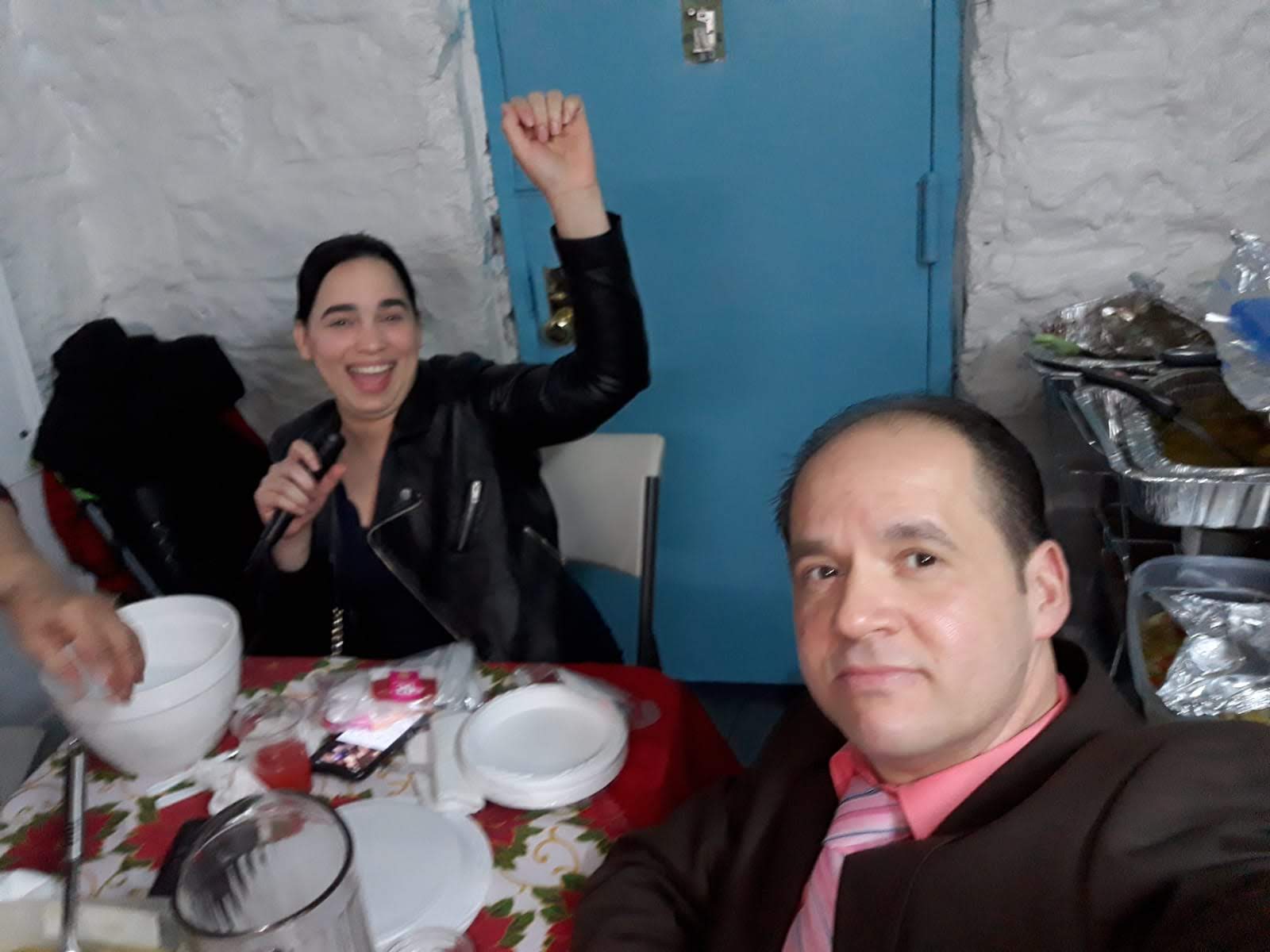 Hermanos compartiendo y cantando durante una cena de confraternidad